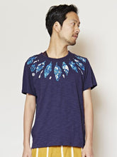yul フェザープリントメンズTシャツ