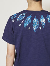 yul フェザープリントメンズTシャツ