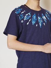 yul フェザープリントメンズTシャツ