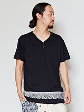 トライバル柄MEN'S VネックTシャツ