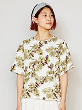 ボタニカル柄Tシャツ