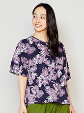 ボタニカル柄Tシャツ