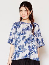 ボタニカル柄Tシャツ