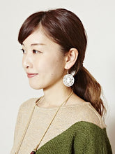 シャイニースノーピアス