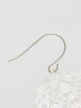 透かし模様フラワーピアス